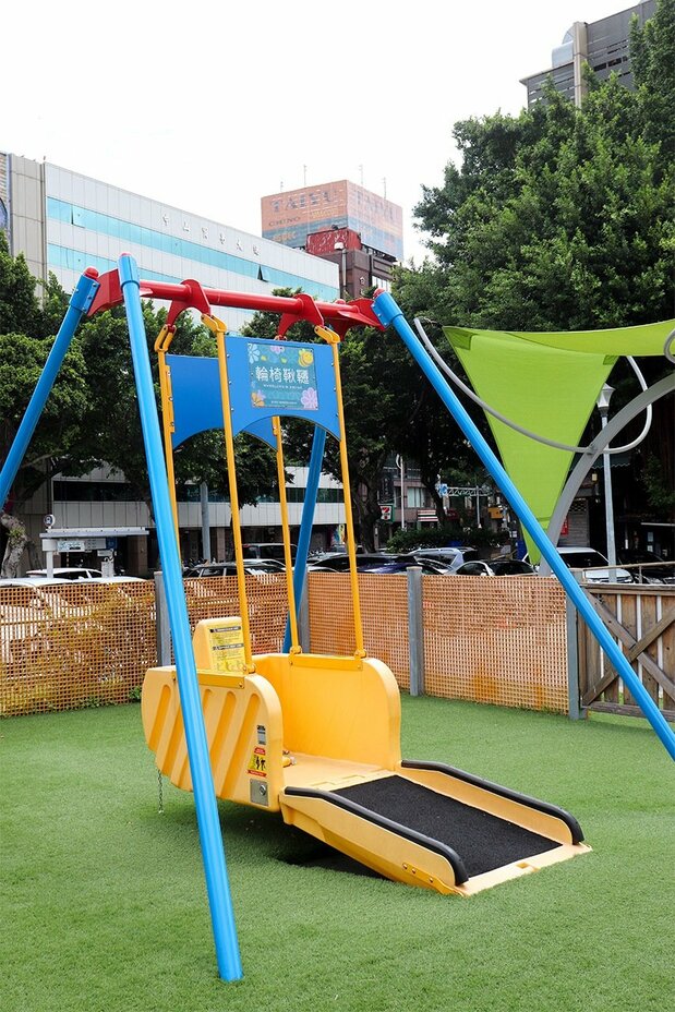 花博公園裡設置的鞦韆可供坐輪椅者遊玩(筆者攝影)