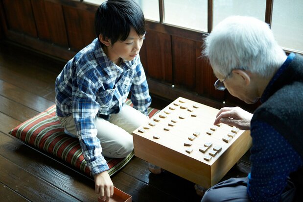 平时用将棋盘对弈的场景