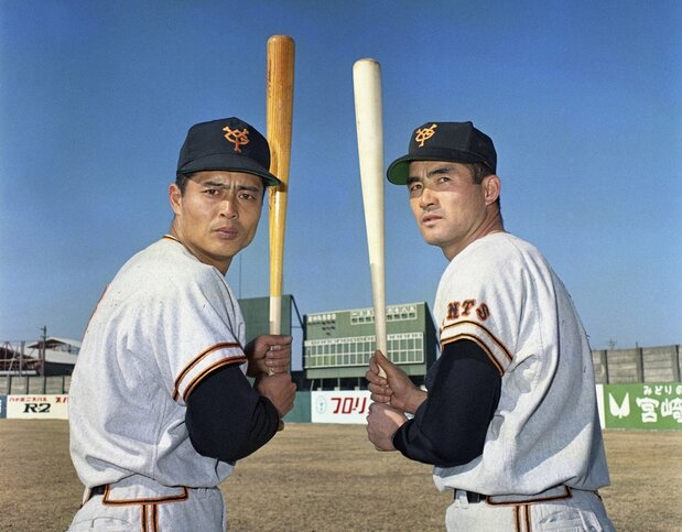 並んでポーズをとる巨人の王貞治選手（左）と長嶋茂雄選手＝1970年2月15日、宮崎県営球場（共同）