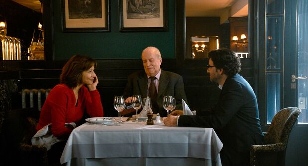 エマニュエルの夫セルジュ(エリック・カラヴァカ)とお気に入りのレストランで食事 © 2020 MANDARIN PRODUCTION – FOZ – France 2 CINEMA – PLAYTIME PRODUCTION – SCOPE PICTURES