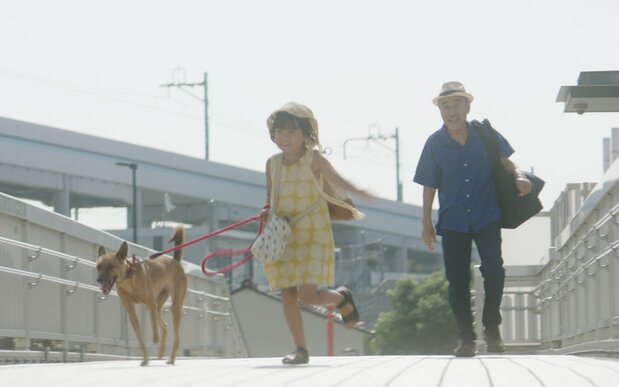喫茶店に居ついたルースを連れて海に出かけるサヤカとフセ ©2019映画「駅までの道をおしえて」production committee