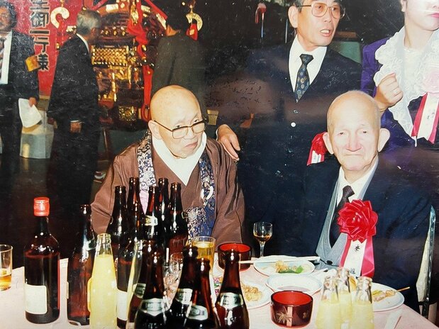 台湾訪問団を歓迎の宴。金龍氏(右)もビールを飲み、上機嫌だったという(福寿院提供)