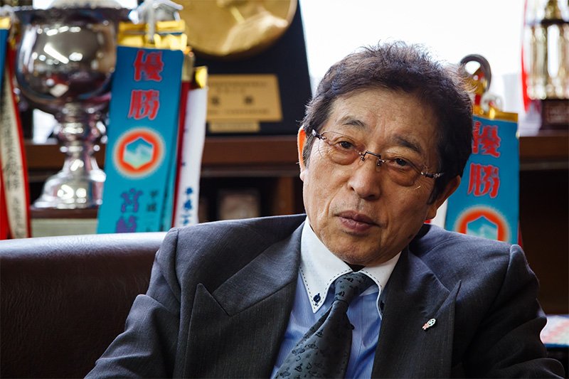 青森山田高中校长花田惇说：“最初并不看好门球，觉得那是老年人的运动，但学生们认真打球的样子，让这种印象发生了很大改变。”