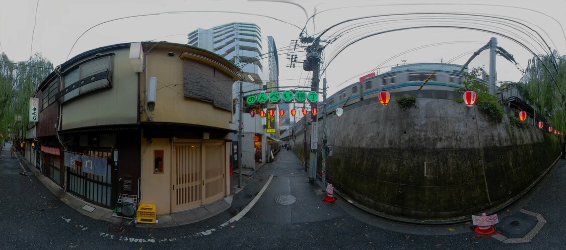 在Nonbē横丁，沿着JR铁路线，分布着约30家酒吧。其下是被改造成地下河的涩谷川