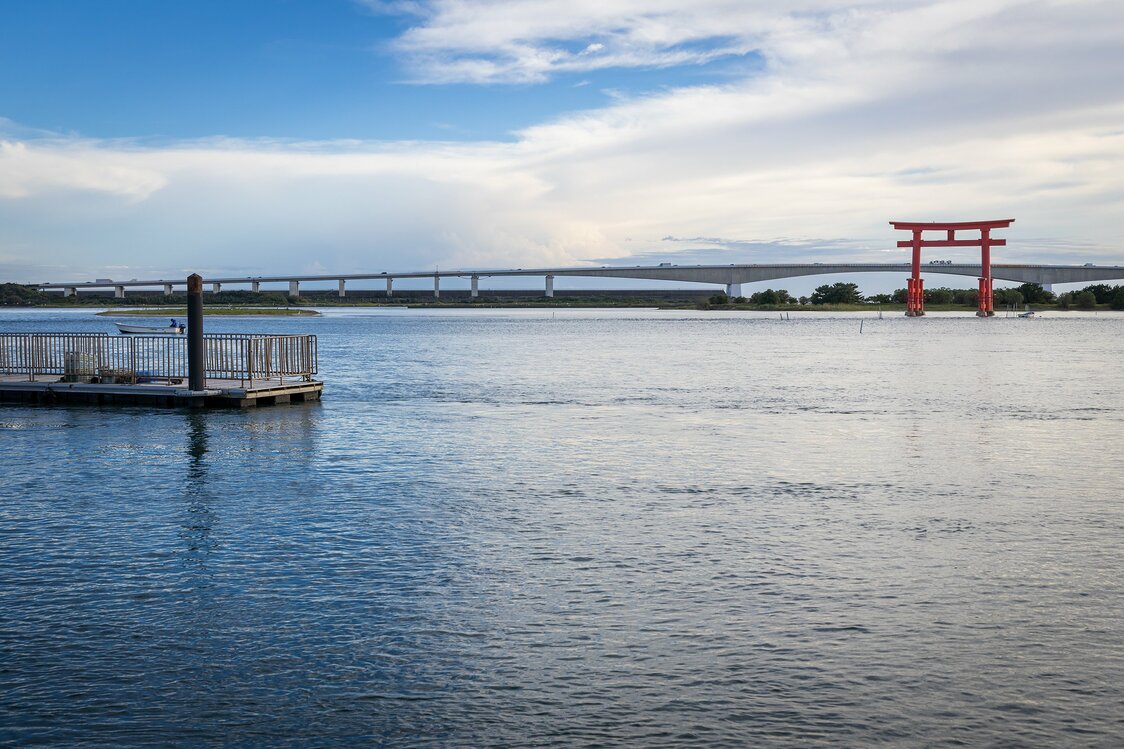 Le lac Hamana est célèbre pour ses élevages d’anguilles. La photo montre la porte rouge du torii à l’extrémité sud du lac Hamana, à Ikarise.