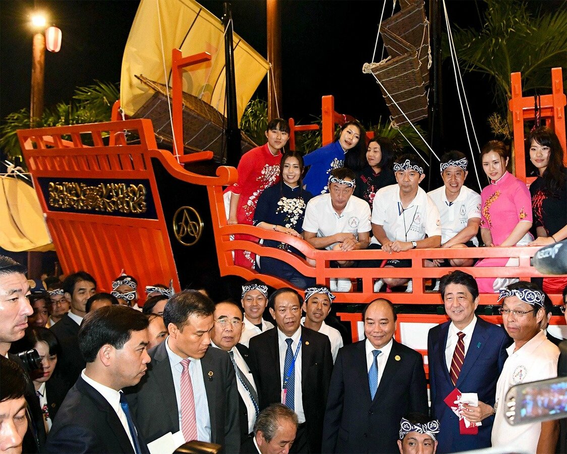 Le Premier ministre japonais Abe Shinzô (deuxième à partir de la droite) et son homologue vietnamien Nguyen Xuan Phuc (à ses côtés) lors de la présentation, en novembre 2017, d’une réplique d’un navire de commerce japonais, offerte par la préfecture de Nagasaki. (© Jiji)