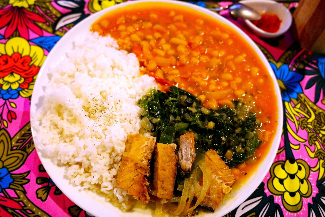 舞さんの思い出の味でもある「マデス、ンドゥンダとマカヤブのセット」　写真：熊崎敬