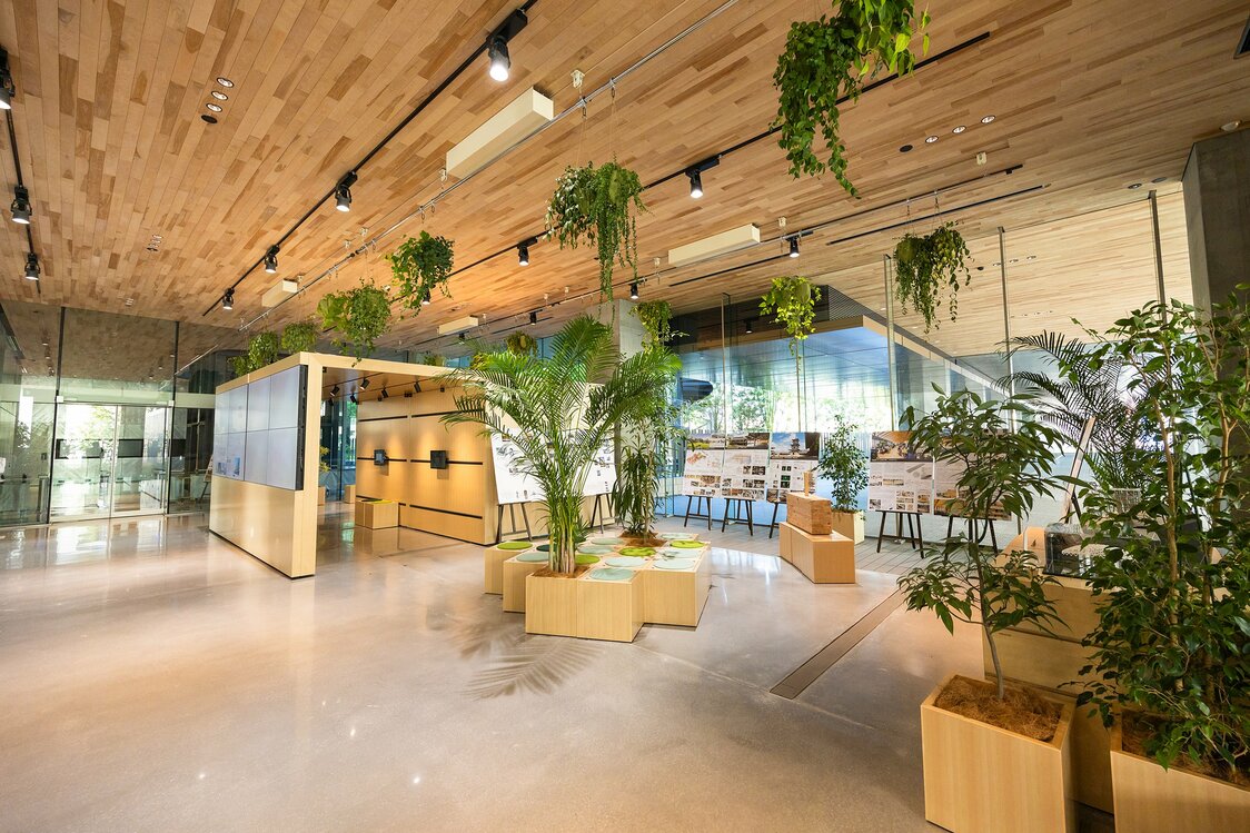 NOVARE Hubのエントランスホール（一般見学可能）では、清水建設が手掛けた建造物の解説パネルなどが展示してある（写真は5月末までの展示）