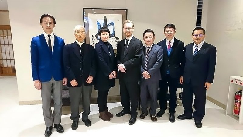 古斯塔夫社长和中国客人合影留念