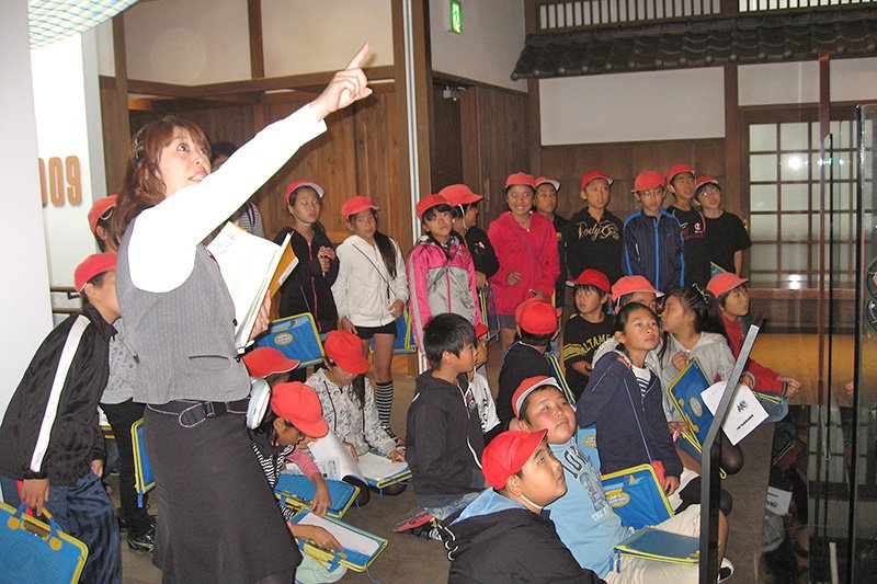 スズキ歴史館を見学する小学生たち
