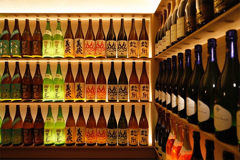 在巴黎经营的和食餐厅ENYAA。里边的房间设有日本酒酒廊