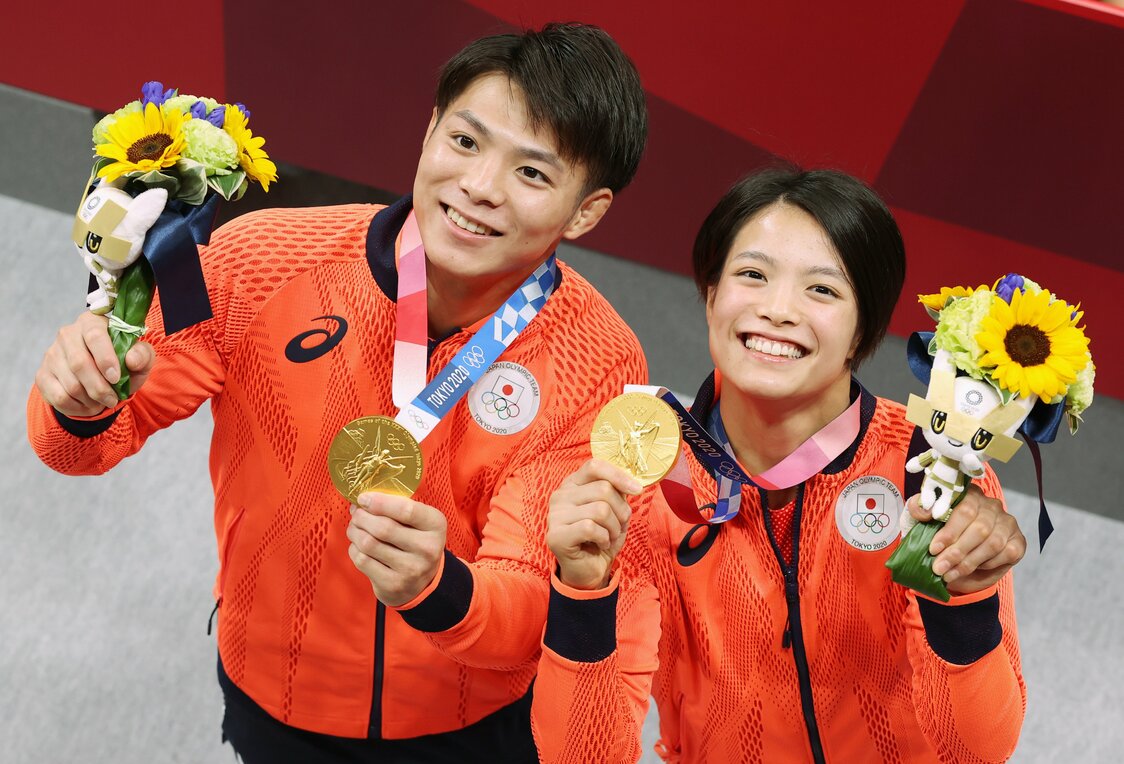 Abe Hifumi et sa sœur Uta, tous deux médaillés d’or en judo (respectivement -66 kg et -52 kg), le 25 juillet 2021. (Jiji Press)
