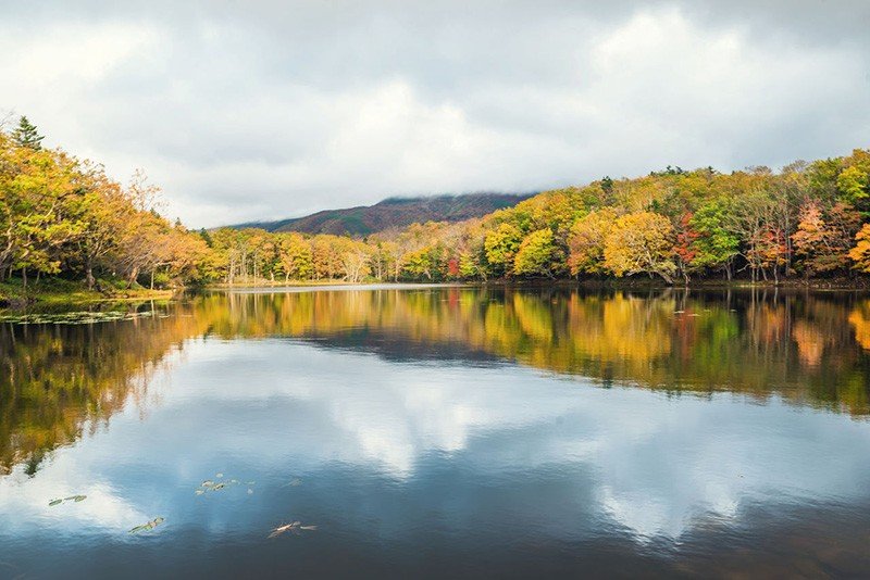 Una paleta de colores otoñales se refleja en el Lago Cuatro.