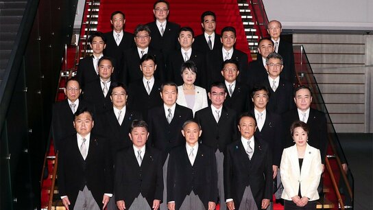 菅（すが）新内閣の顔ぶれ：再任・横滑り目立つ布陣