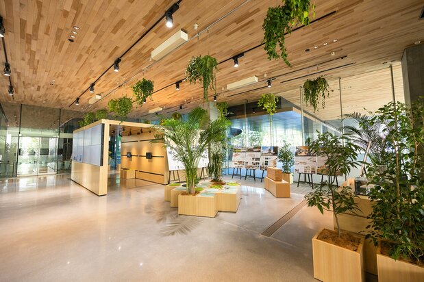 NOVARE Hub前厅（对公众开放）陈列着清水建设建造的建筑物讲解板（图片展示到5月底）