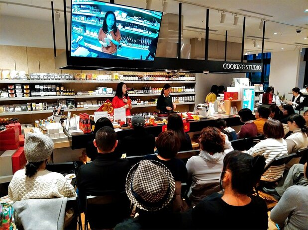過去2020年1月,誠品生活日本橋也曾舉辦Cooking Studio活動,用書籍宣傳台灣傳統料理,圖中為作家一青妙。(誠品生活日本橋提供,圖為新型冠狀病毒蔓延前舉辦,現在已暫時停辦相關活動,並切實遵守防疫對策)
